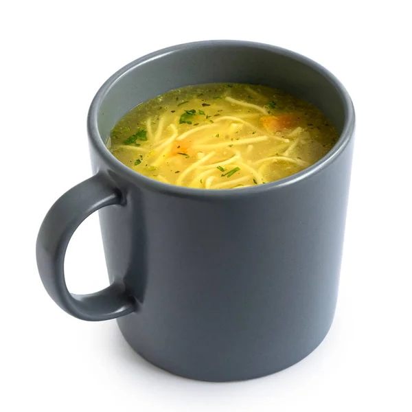 Instant-Hühnernudelsuppe in einem grauen Keramikbecher isoliert auf wh — Stockfoto