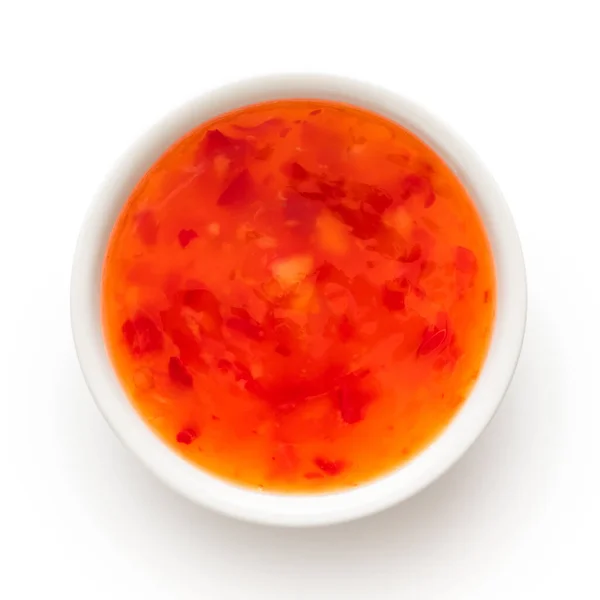 Salsa al peperoncino dolce in una ciotola di ceramica bianca isolata su frolla bianca — Foto Stock