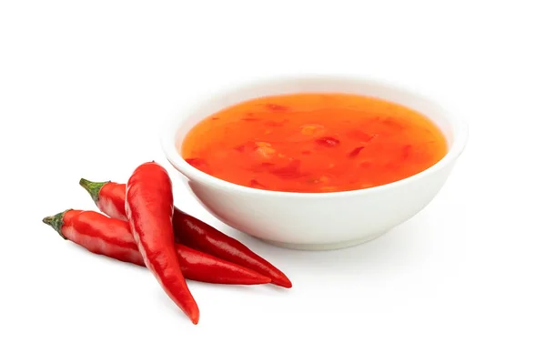 Salsa de chile dulce en un tazón de cerámica blanca junto a tres chi rojos — Foto de Stock
