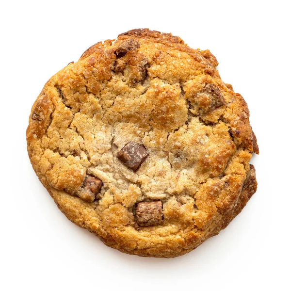 Hemgjord ljusbrun choklad chip cookie isolerad på vit fr — Stockfoto