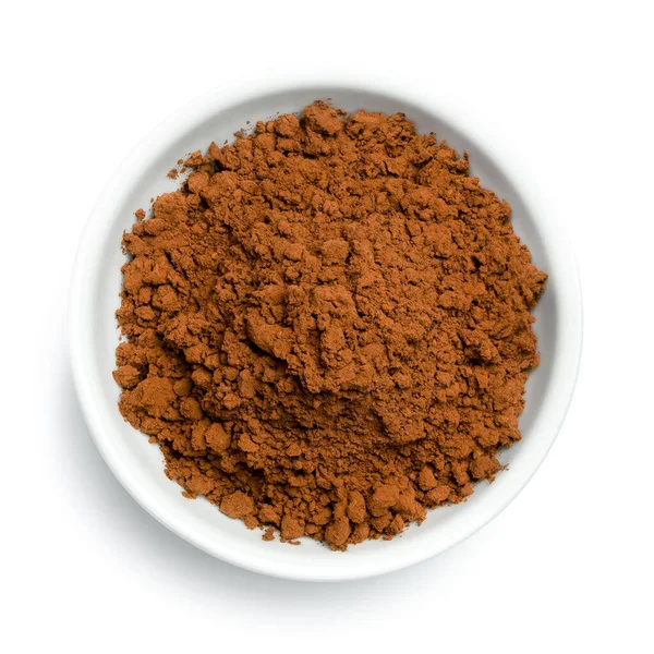 Cacao en polvo en un tazón de cerámica blanca aislado en blanco de abov —  Fotos de Stock