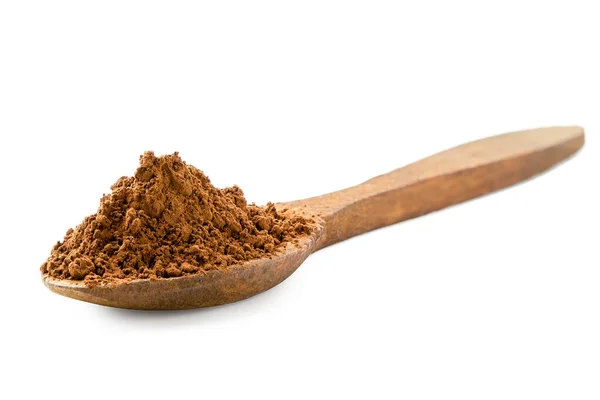 Cacao in polvere su un cucchiaio di legno isolato su bianco . — Foto Stock