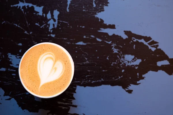 Cappuccino egy papírt elvenni csésze izolált peeling és crac — Stock Fotó