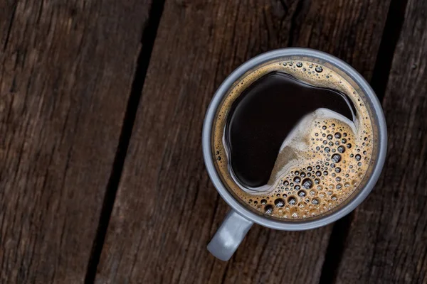 Черный кофе в серо-голубой керамической кружке изолированы на деревенской темноте — стоковое фото