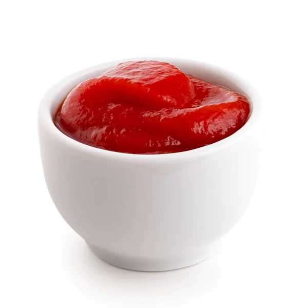 Rajčatový kečup v malé bílé keramické misky izolované na bílém. — Stock fotografie