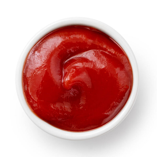 Томатный кетчуп в маленькой белой керамической тарелке изолированы на белом. По
