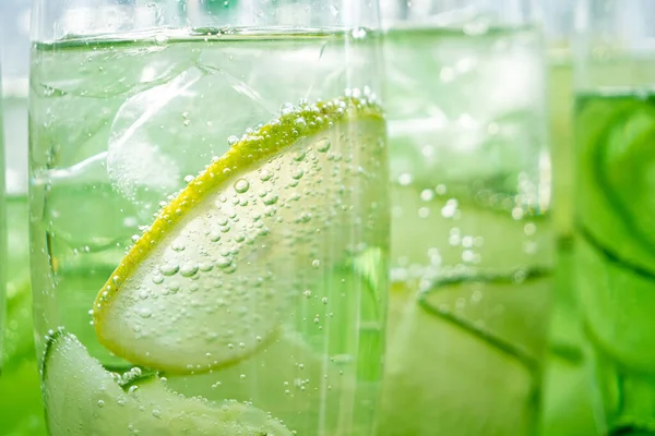 Detail of cucumber and lemon sparkling cocktail. — Stock Photo, Image