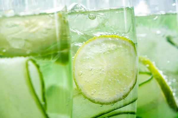 Detail of cucumber and lemon sparkling cocktail. — Stock Photo, Image