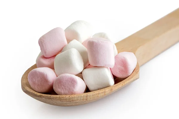 Pilha de mini marshmallows rosa e branco em isolado de colher de madeira — Fotografia de Stock