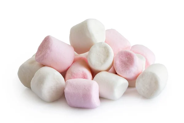 Pilha de mini marshmallows rosa e branco isolado em branco . — Fotografia de Stock