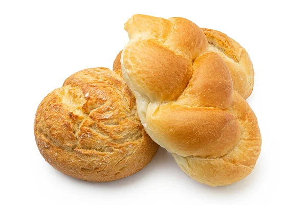 Drie witte broodjes geïsoleerd op wit. Rond rustiek, gevlochten — Stockfoto
