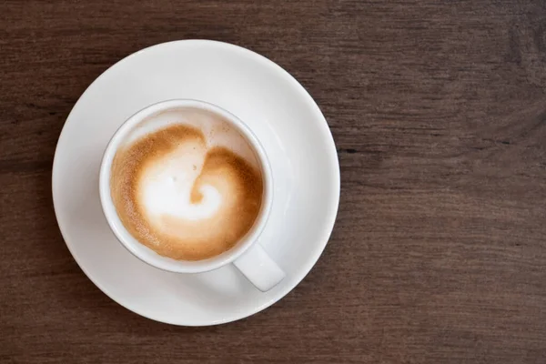 Macchiato expreso en taza de cerámica blanca con platillo aislado en — Foto de Stock