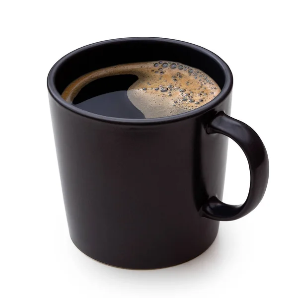 Черный кофе в черной керамической кружке изолированы на белом . — стоковое фото