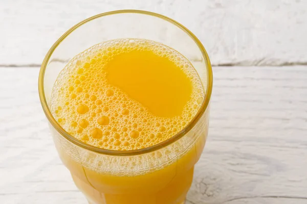 Een glas vers geperst sinaasappelsap geïsoleerd op witte verf — Stockfoto