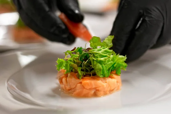 Préparation d'une entrée de saumon mariné avec salade . — Photo