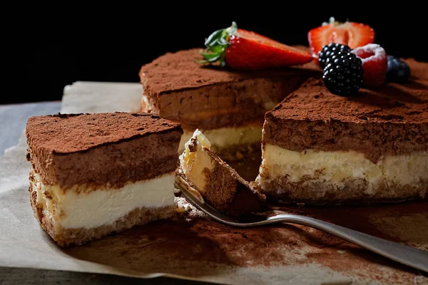 Primer plano de pastel de queso casero entero sobre papel de hornear con cacao — Foto de Stock