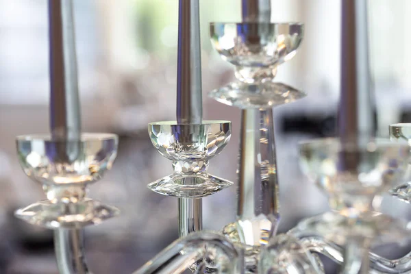 Szczegóły szklane kandelabra ze srebrnymi świecami. Niewyraźne tło — Zdjęcie stockowe