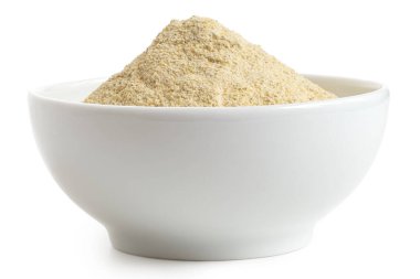 Beyaz seramik bir kasede, kurutulmuş mercimek unu. Düşük açı.