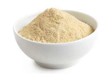 Beyaz seramik bir kasede, kurutulmuş mercimek unu. Yüksek açı.