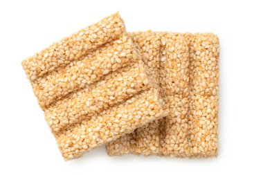 Beyaza izole edilmiş iki kare susam tohumu. Üst görünüm.