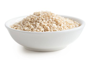 Beyaz bir seramik kasede soyulmuş susam tohumları. Düşük açı.