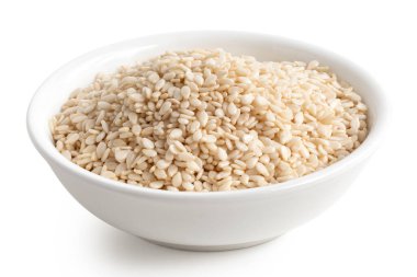 Beyaz bir seramik kasede soyulmuş susam tohumları. Yüksek açı.