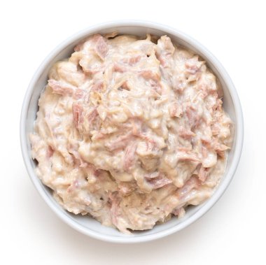 Beyaz seramik kasede izole edilmiş ton balıklı mayonez. Üst görünüm.