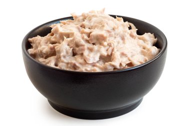 Siyah seramik kasede beyaz üzerine izole edilmiş ton balıklı mayonez. Yüksek açı.