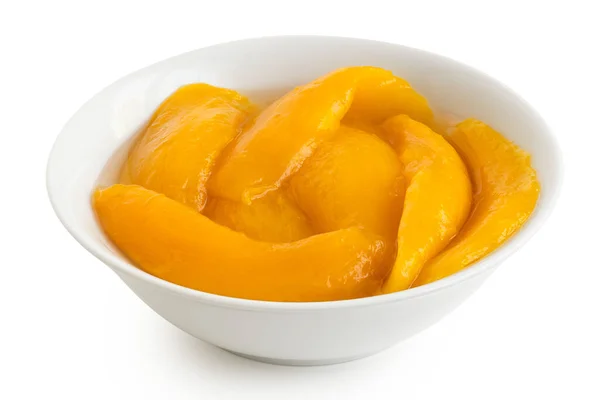 Ingeblikte Mango Plakjes Siroop Een Witte Keramische Schaal Geïsoleerd Wit — Stockfoto