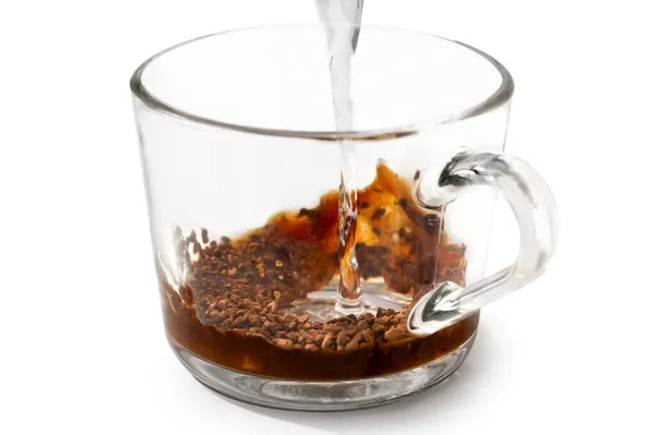 Nalít Horkou Vodu Instantní Kávu Travnatém Hrnku Izolovaném Bílém Částečně — Stock fotografie