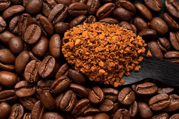 Sfondo Chicchi Caffè Caffè Istantaneo Cucchiaio Legno Nero Vista Dall — Foto Stock