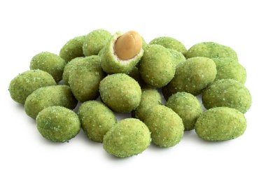Beyaz üzerine izole edilmiş wasabi kaplı fıstık yığını. Görünür yer fıstığı ve kabuğu.