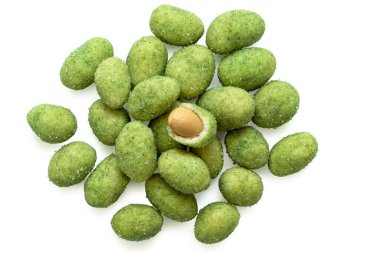 Beyaz üzerine izole edilmiş wasabi kaplı fıstık yığını. Görünür fıstık ve kabuk. Üst görünüm.
