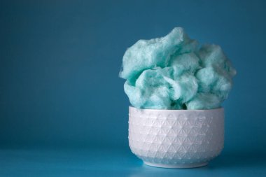 Mavi arka planda kasede mavi pamuk şeker