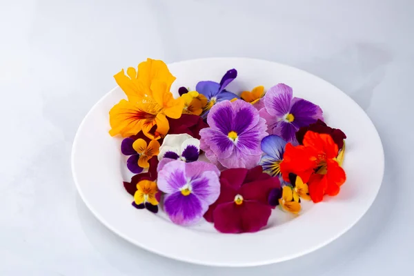 Edible Flowers Plate — Stock Photo, Image