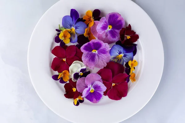Flores comestibles fotos de stock, imágenes de Flores comestibles sin  royalties | Depositphotos