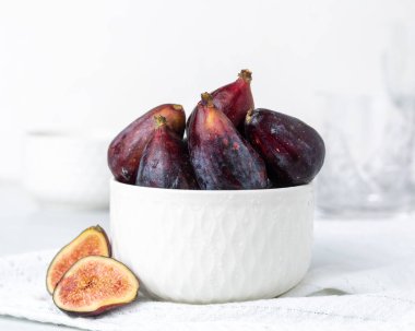 Beyaz kasedeki incirler