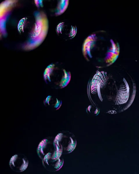 Regenbogenblasen Auf Schwarzem Hintergrund — Stockfoto