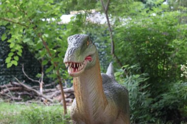 Dinozor avlanıyor. Karadağ Dinozor Parkı pususu
