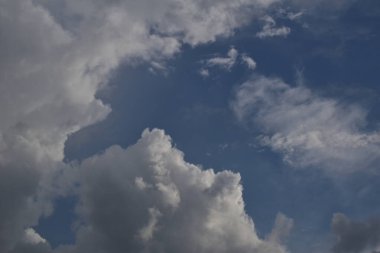 Yağmurdan önce mavi gökyüzünün arka planında bulutlar