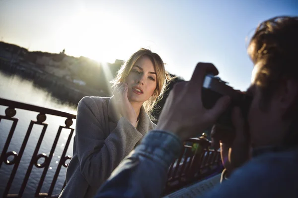 一个男人在阳光明媚的夏天或春天的户外 在桥上画出快乐微笑的女人的肖像 — 图库照片