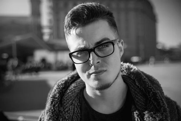 Jeune Bel Homme Portant Des Lunettes Vue Mode Noir Blanc — Photo