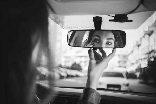Junge Frau Blickt Rückspiegel Und Schminkt Sich Auto Modernes Geschäftiges — Stockfoto