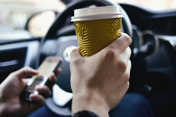 Los Brazos Del Hombre Sostienen Café Timón Automóvil —  Fotos de Stock