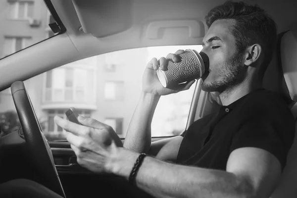 Los Brazos Del Hombre Sostienen Café Teléfono Automóvil — Foto de Stock