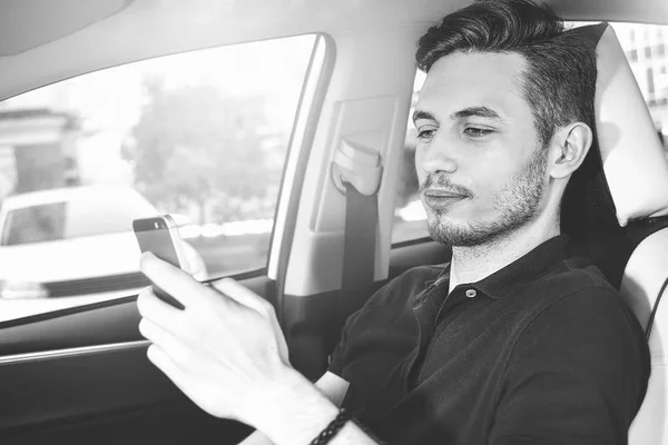 Бизнесмен Пишет Смс Мобильный Телефон Рулём Опасный Водитель — стоковое фото
