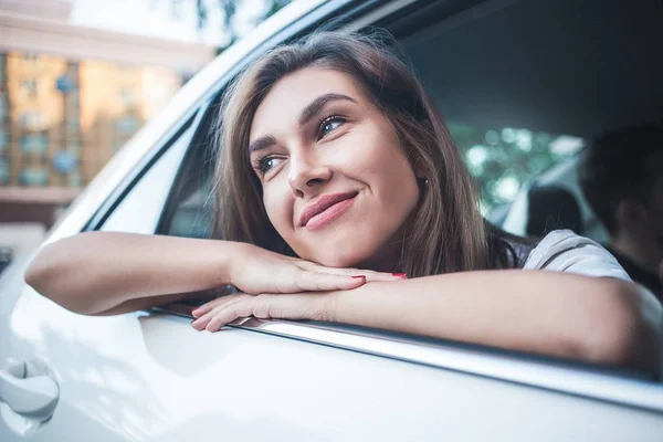 Portret Van Schattige Lachende Meisje Zitten Auto Kijken Naar Straat — Stockfoto