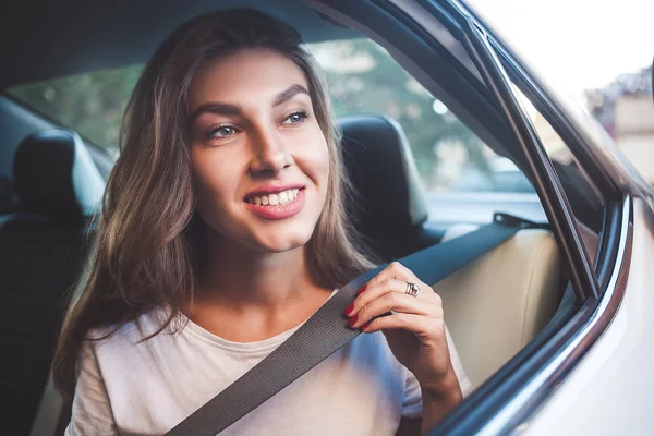 Mooie Vrouw Met Telefoon Smiling Zittend Achterbank Auto — Stockfoto