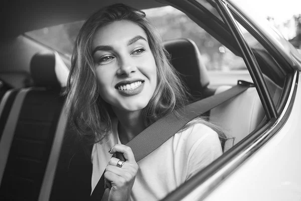 Mooie Vrouw Met Telefoon Smiling Zittend Achterbank Auto — Stockfoto