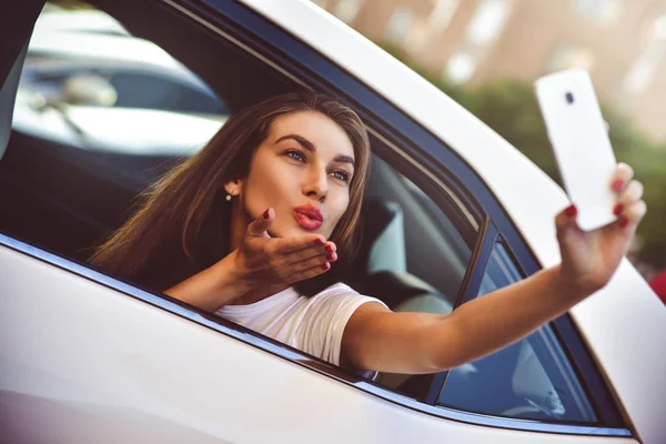 Jonge Vrouw Auto Vakantie Gaan Als Een Passagier Selfie Maakt — Stockfoto